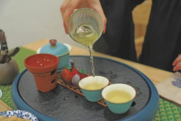 El té, luego de ser filtrado, se sirve en las tazas. El té, luego de ser filtrado, se sirve en las tazas.