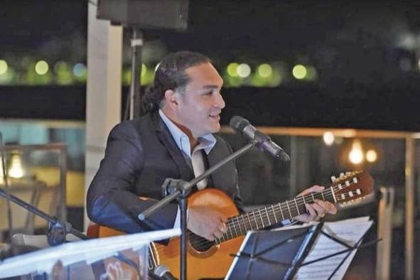 El artista, además de cantar también toca varios instrumentos. El artista, además de cantar también toca varios instrumentos.
