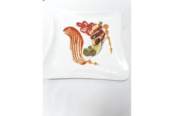 El Plato Fuerte consistió en un Cordon Bleu con salsa de pimiento y coco El Plato Fuerte consistió en un Cordon Bleu con salsa de pimiento y coco