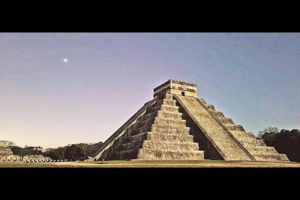 Vista general de la pirámide de Kukulkán en la zona arqueológica de Chichen Itzá, el 27 de julio de 2022 en Mérida estado de Yucatán (México). La magia nocturnal de las zonas arqueológicas, parques, selvas y playas ubicadas en los países que conforman el Mundo Maya cada vez estará más cerca de los visitantes, donde se promueve el astroturismo, mejor conocido como Stargazing o Dark Sky Tourism. Vista general de la pirámide de Kukulkán en la zona arqueológica de Chichen Itzá, el 27 de julio de 2022 en Mérida estado de Yucatán (México). La magia nocturnal de las zonas arqueológicas, parques, selvas y playas ubicadas en los países que conforman el Mundo Maya cada vez estará más cerca de los visitantes, donde se promueve el astroturismo, mejor conocido como Stargazing o Dark Sky Tourism.