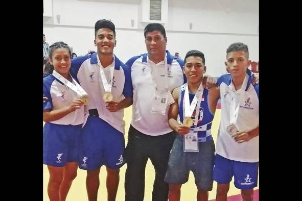 Karol Sánchez, Max Madrid, Kevin Carrasco y Franklin Osorio, junto al entrenador Edgar Castillo (centro). Karol Sánchez, Max Madrid, Kevin Carrasco y Franklin Osorio, junto al entrenador Edgar Castillo (centro).