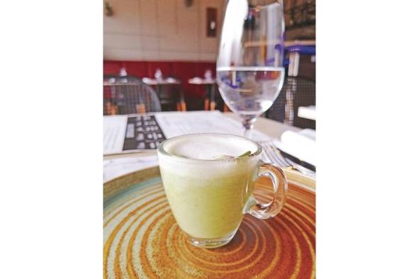 Crema de espinacas, un sorbito caliente para empezar. Crema de espinacas, un sorbito caliente para empezar.