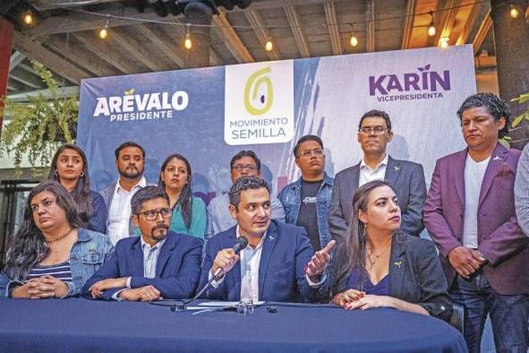 Samuel Pérez (c) jefe de la bancada del partido Movimiento Semilla, junto con diputados electos al congreso de Guatemala participan en una conferencia de prensa ayer en Ciudad de Guatemala (Guatemala). Samuel Pérez (c) jefe de la bancada del partido Movimiento Semilla, junto con diputados electos al congreso de Guatemala participan en una conferencia de prensa ayer en Ciudad de Guatemala (Guatemala).