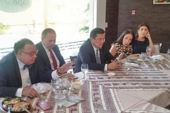 Ulloa en la reunión con miembros del MAG. Ulloa en la reunión con miembros del MAG.