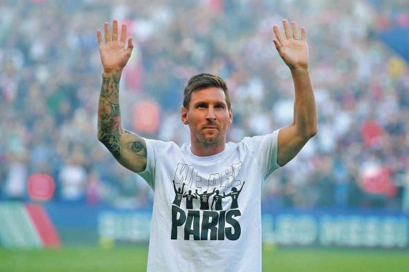 Lionel Messi presenta su nueva camiseta del Paris Saint-Germain. Lionel Messi presenta su nueva camiseta del Paris Saint-Germain.