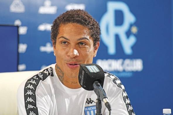 El delantero peruano Paolo Guerrero participa en una rueda de prensa durante su presentación como nuevo jugador del Racing. El delantero peruano Paolo Guerrero participa en una rueda de prensa durante su presentación como nuevo jugador del Racing.