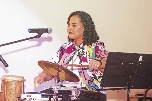 Karla Ruiz, compositora, percusionista y vocalista. Karla Ruiz, compositora, percusionista y vocalista.