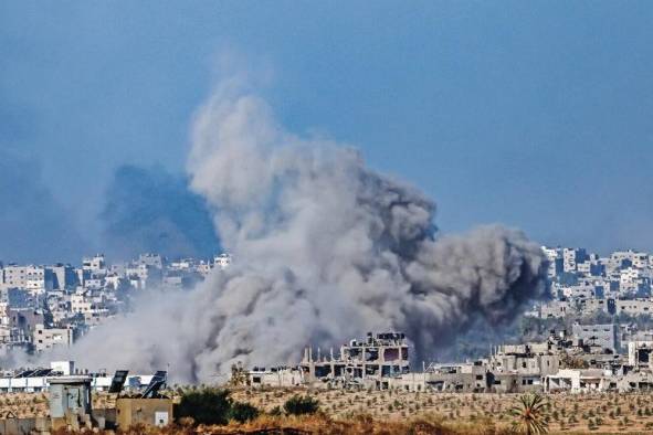 Una nube de humo se levanta de una zona del norte de Gaza por el ataque aéreo del ejército israelí. Una nube de humo se levanta de una zona del norte de Gaza por el ataque aéreo del ejército israelí.