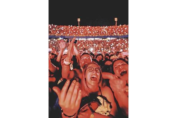Fanáticos en el concierto del cantante puertorriqueño en Paraguay. Fanáticos en el concierto del cantante puertorriqueño en Paraguay.