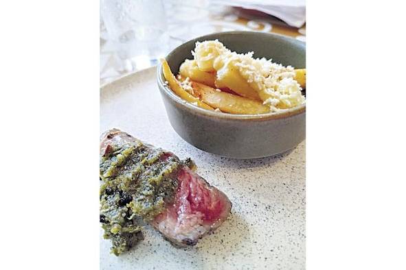 Angus argentino con papas con hummus y queso. Angus argentino con papas con hummus y queso.