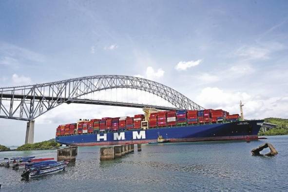 El Canal de Panamá disminuyó de 36 a 32 el promedio de tránsitos diarios por las esclusas panamax. El Canal de Panamá disminuyó de 36 a 32 el promedio de tránsitos diarios por las esclusas panamax.