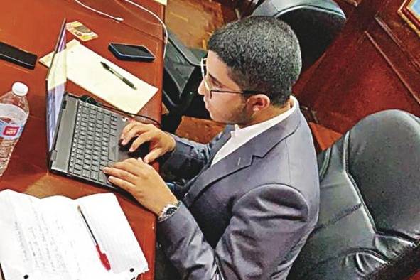 El estudiante José De Gracia en el proceso de investigación para la competencia. El estudiante José De Gracia en el proceso de investigación para la competencia.