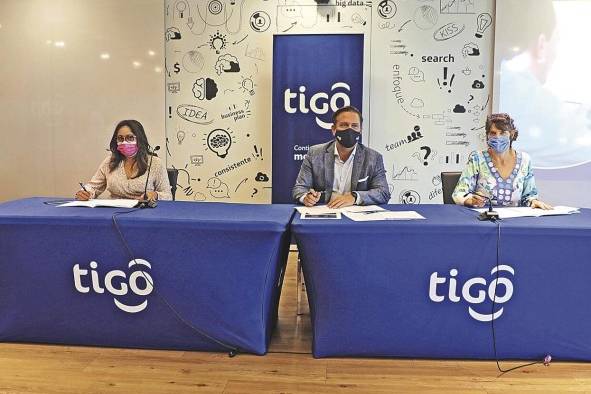 De izquierda a derecha Anabella Yepes, directora nacional de Formación y Perfeccionamiento Profesional, Meduca; Marcelo Benítez, gerente general de Tigo Panamá y Sandie Blanchet, representante de Unicef en Panamá. De izquierda a derecha Anabella Yepes, directora nacional de Formación y Perfeccionamiento Profesional, Meduca; Marcelo Benítez, gerente general de Tigo Panamá y Sandie Blanchet, representante de Unicef en Panamá.