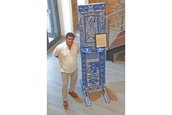 El maestro Aristides Ureña Ramos presentó su obra en puerta antigua, 'Panamá en Azul', la cual destaca memorias y recuerdos del Istmo y su campiña. El maestro Aristides Ureña Ramos presentó su obra en puerta antigua, 'Panamá en Azul', la cual destaca memorias y recuerdos del Istmo y su campiña.
