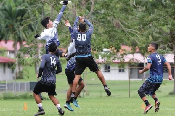 EL Ultimate Frisbee va evolucionando y más personas están interesadas en participar. EL Ultimate Frisbee va evolucionando y más personas están interesadas en participar.