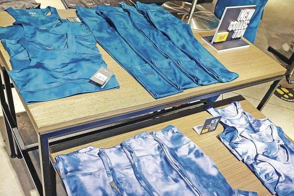 Los diseños 'tie-dye' siguen en las vitrinas de las tiendas deportivas. Los diseños 'tie-dye' siguen en las vitrinas de las tiendas deportivas.