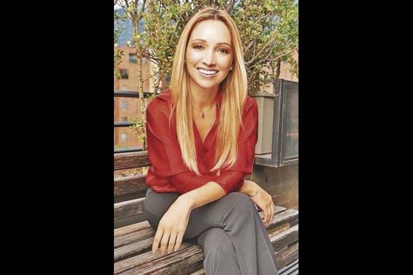 Ángela Zuluaga Zuluaga lleva más de siete años de trayectoria en la compañía Coca Cola liderando estrategias de comunicación, relación y sostenibilidad para la región Andina, Centro América y el Caribe. Ángela Zuluaga Zuluaga lleva más de siete años de trayectoria en la compañía Coca Cola liderando estrategias de comunicación, relación y sostenibilidad para la región Andina, Centro América y el Caribe.