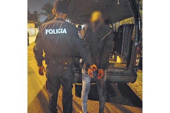 Uno de los sospechosos fue interceptado a la altura de San Antonio; conducía una Hilux blanca, en donde encontraron dos armas de fuego. Uno de los sospechosos fue interceptado a la altura de San Antonio; conducía una Hilux blanca, en donde encontraron dos armas de fuego.