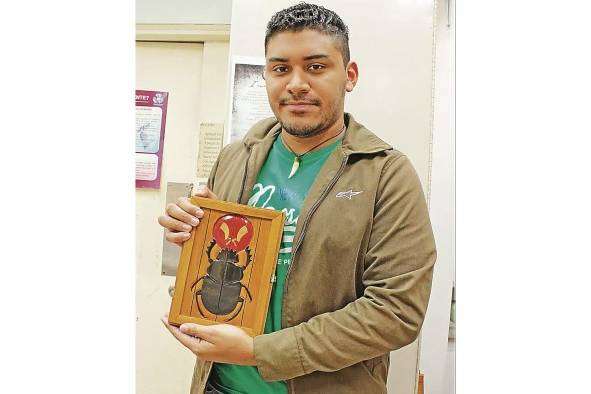 Manuel D. Barría con el premio SOLA 2021 Manuel D. Barría con el premio SOLA 2021