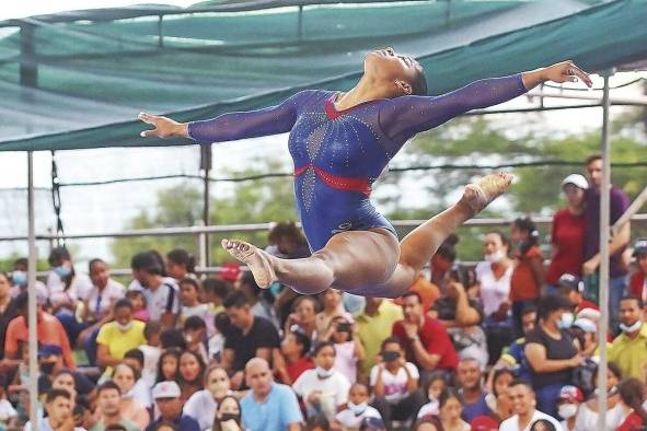 Karla Navas durante su presentación en la viga de equilibrio, donde obtuvo presea de bronce. Karla Navas durante su presentación en la viga de equilibrio, donde obtuvo presea de bronce.
