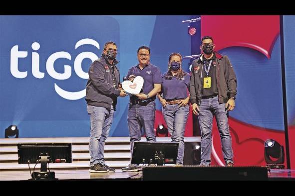 Entrega de reconocimiento a Tigo Panamá como patrocinador oficial por segundo año consecutivo de la Teletón 20-30. Entrega de reconocimiento a Tigo Panamá como patrocinador oficial por segundo año consecutivo de la Teletón 20-30.