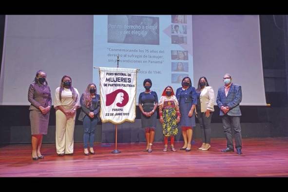 De izq a Derecha, Yessenia Rodriguez, Nadine González, Marinés Tapiero, Walkiria Chandler D'Orcy, Petita Ayarza, Yara Campos, Emelie García y Luis Romero, la tarde del estreno del documental. De izq a Derecha, Yessenia Rodriguez, Nadine González, Marinés Tapiero, Walkiria Chandler D'Orcy, Petita Ayarza, Yara Campos, Emelie García y Luis Romero, la tarde del estreno del documental.