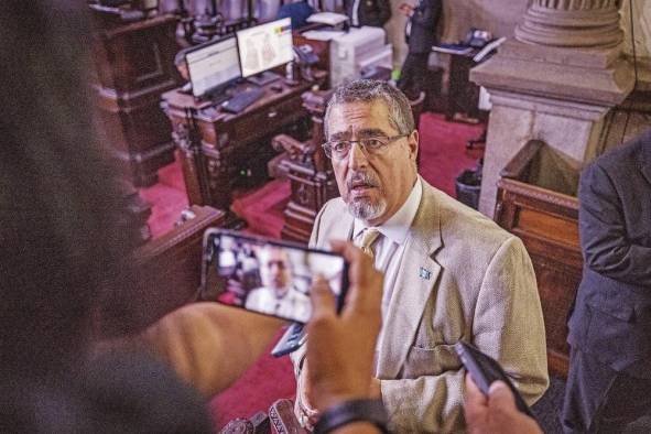 El presidente electo de Guatemala, Bernardo Arévalo, perteneciente al Movimiento Semilla, habla con periodistas tras asistir a una sesión del Congreso en Ciudad de Guatemala (Guatemala). El presidente electo de Guatemala, Bernardo Arévalo, perteneciente al Movimiento Semilla, habla con periodistas tras asistir a una sesión del Congreso en Ciudad de Guatemala (Guatemala).