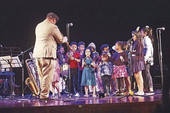 Los niños participan del concierto en forma activa Los niños participan del concierto en forma activa