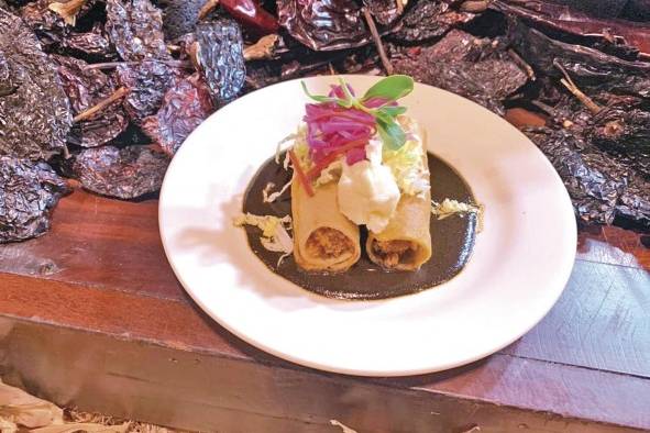 La cultura gastronómica mexicana cuenta la historia, conserva las tradiciones y celebra la biodiversidad del país. La cultura gastronómica mexicana cuenta la historia, conserva las tradiciones y celebra la biodiversidad del país.