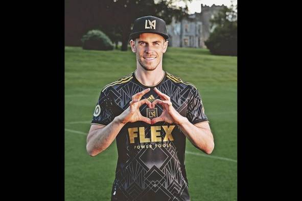 Gareth Bale posando con la camiseta de su nuevo equipo. Gareth Bale posando con la camiseta de su nuevo equipo.