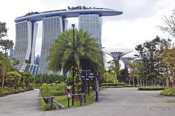 Marina Bay Sands y Gardens by the Bays. Un jardín nacional y una atracción hortícola para visitantes locales e internacionales. Marina Bay Sands y Gardens by the Bays. Un jardín nacional y una atracción hortícola para visitantes locales e internacionales.