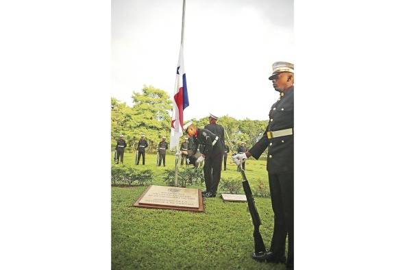 Acto oficial de recordación a las víctimas de la Invasión en el Cementerio jardín de Paz Acto oficial de recordación a las víctimas de la Invasión en el Cementerio jardín de Paz