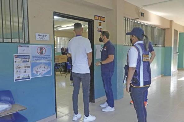 Las mesas se instalaron a las 6:00 a.m. y las votaciones empezaron a las 7:00 a.m. Las mesas se instalaron a las 6:00 a.m. y las votaciones empezaron a las 7:00 a.m.