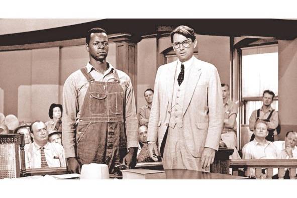 Matar a un Ruiseñor (1962), fue la versión de cine sobre la novela de Harper Lee que relataba las desigualdades raciales de la época. Matar a un Ruiseñor (1962), fue la versión de cine sobre la novela de Harper Lee que relataba las desigualdades raciales de la época.