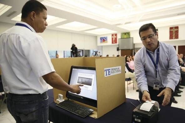 El voto electrónico se usó en las elecciones. El voto electrónico se usó en las elecciones.