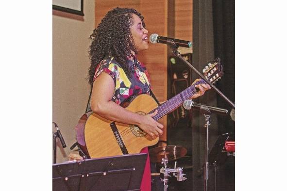 Karina Castillo, cantautora, vocalista principal y guitarrista de la banda. Karina Castillo, cantautora, vocalista principal y guitarrista de la banda.