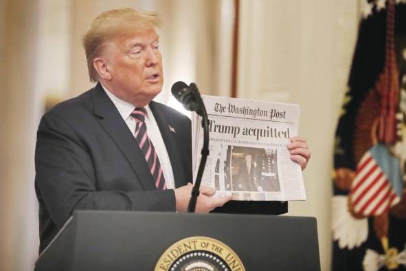 Trump celebra la absolución con la portada de The Washington Post, uno de los medios más críticos del mandatario. Trump celebra la absolución con la portada de The Washington Post, uno de los medios más críticos del mandatario.