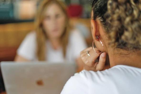 Eve, nombre ficticio de la joven, narra la amarga infancia con sus padres biológicos y su experiencia en dos albergues del país. Eve, nombre ficticio de la joven, narra la amarga infancia con sus padres biológicos y su experiencia en dos albergues del país.