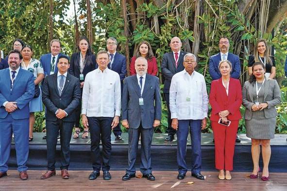 Fotografía grupal durante el inicio de la XI reunión de ministros de Medio Ambiente de Iberoamérica. Fotografía grupal durante el inicio de la XI reunión de ministros de Medio Ambiente de Iberoamérica.
