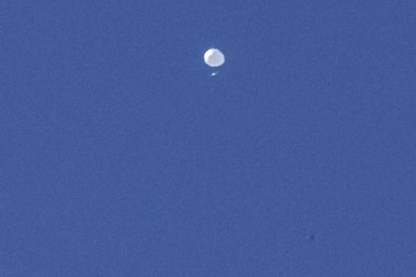 Un globo de gran altitud se ve mientras continúa su ruta de varios días a través del norte de Estados Unidos. Un globo de gran altitud se ve mientras continúa su ruta de varios días a través del norte de Estados Unidos.