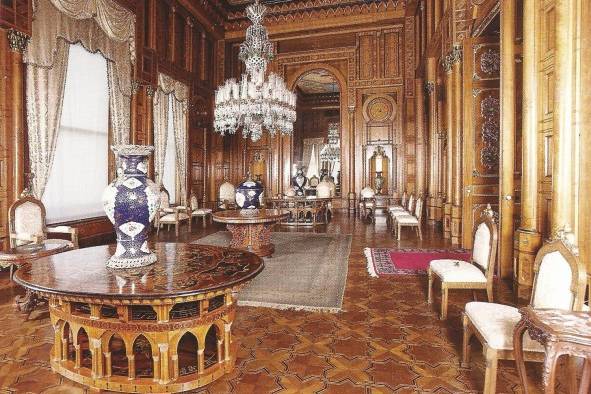 El diseño interior es de estilo Segundo Imperio (o Napoleón III). El diseño interior es de estilo Segundo Imperio (o Napoleón III).