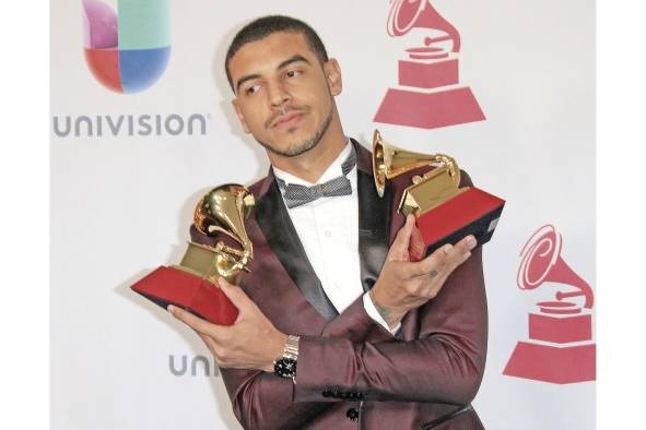 Desde los 16 años empezó a componer sus canciones, y poco a poco se fue iniciando en su carrera como solista. Desde los 16 años empezó a componer sus canciones, y poco a poco se fue iniciando en su carrera como solista.