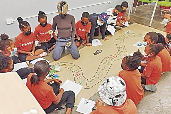 Los niños y adolescentes que acuden a Enlaces reciben terapias básicas y aprenden cómo solucionar conflictos de manera verbal y blanda, al igual que confiar en los adultos. Los niños y adolescentes que acuden a Enlaces reciben terapias básicas y aprenden cómo solucionar conflictos de manera verbal y blanda, al igual que confiar en los adultos.