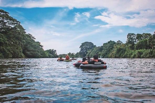 'Tubing' en el río, una actividad relajante. 'Tubing' en el río, una actividad relajante.