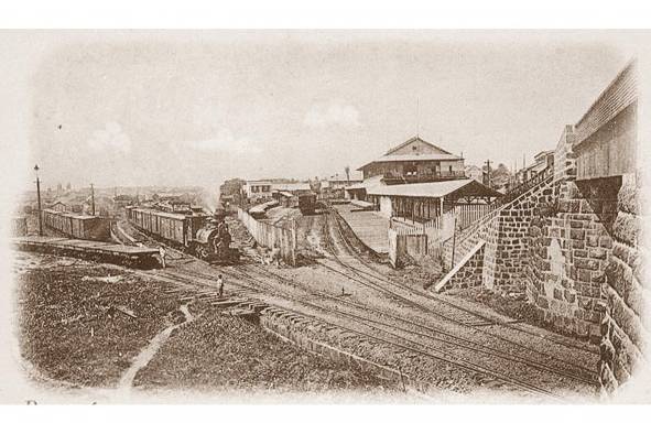Segunda estación del ferrocarril, con su nueva ubicación contigua al puente de Calidonia y el camino de Las Sabanas. Segunda estación del ferrocarril, con su nueva ubicación contigua al puente de Calidonia y el camino de Las Sabanas.