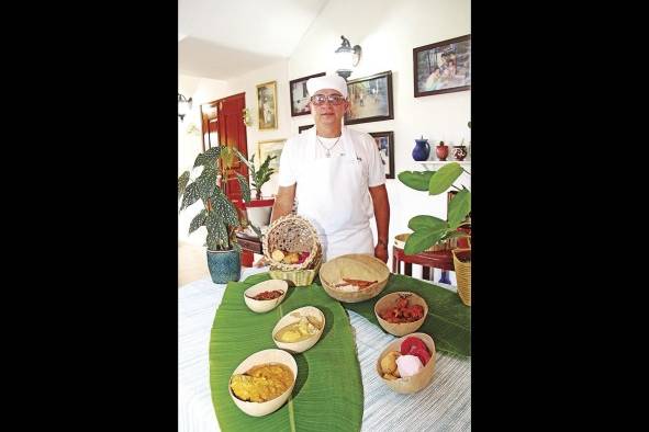 El cocinero Oliver Cedeño junto a sus creaciones El cocinero Oliver Cedeño junto a sus creaciones