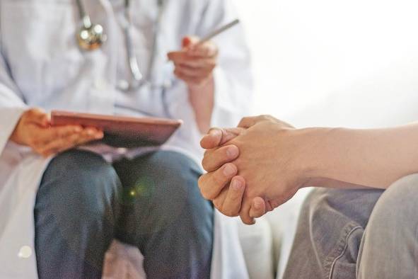 Con la ayuda de intervención psiquiátrica y medicamentos, estas personas pueden llevar una vida regular. Con la ayuda de intervención psiquiátrica y medicamentos, estas personas pueden llevar una vida regular.