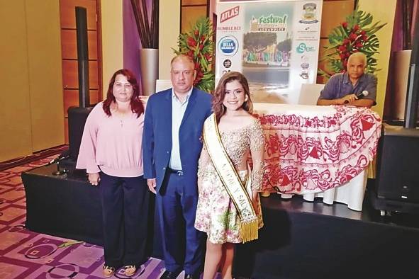 La reina del primer festival del azúcar y la sal de Aguadulce fue presentada en una conferencia de prensa en el hotel Riu. Será coronada por el alcalde el día del evento. La reina del primer festival del azúcar y la sal de Aguadulce fue presentada en una conferencia de prensa en el hotel Riu. Será coronada por el alcalde el día del evento.