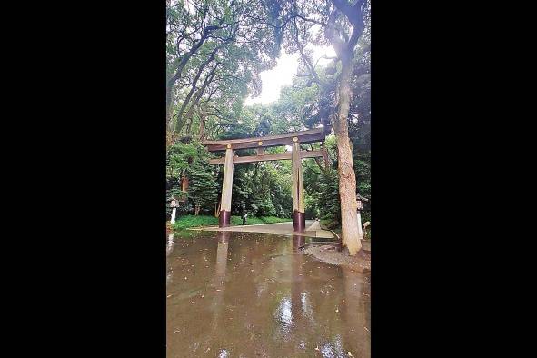 El portal Torii tiene una estructura hecha en talla de cedro. El portal Torii tiene una estructura hecha en talla de cedro.