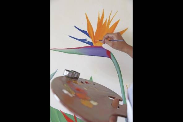 La artista se decanta por colores vivos en la pintura. La artista se decanta por colores vivos en la pintura.